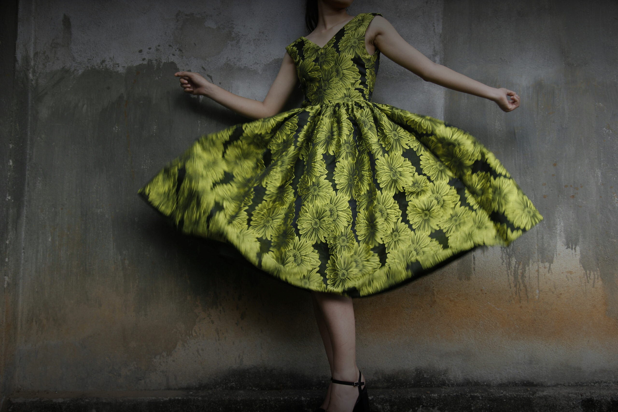 Chica mostrando vestido